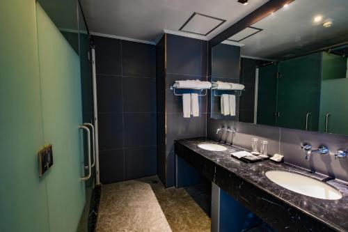 a bathroom with two sinks and a mirror at Hotel Seoul in Clark