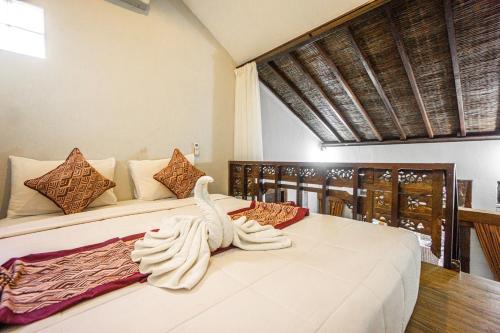 sypialnia z dużym łóżkiem z łabędziem w obiekcie D'Ubud House w mieście Ubud
