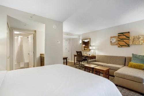Postel nebo postele na pokoji v ubytování Staybridge Suites Chesapeake-Virginia Beach by IHG