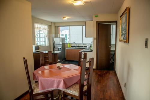 cocina y comedor con mesa y sillas en Confortable y Amplio Apartamento Duplex en zona céntrica de Calacoto, en La Paz