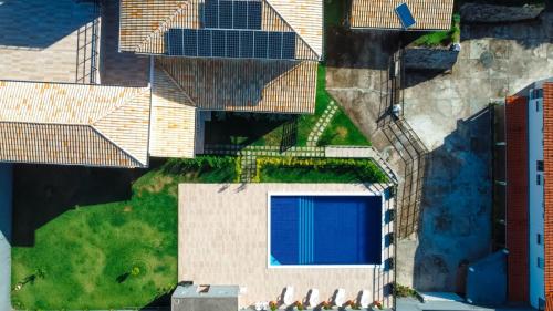 an aerial view of a house with a swimming pool at Pousada Jardins - Mar Grande in Vera Cruz de Itaparica