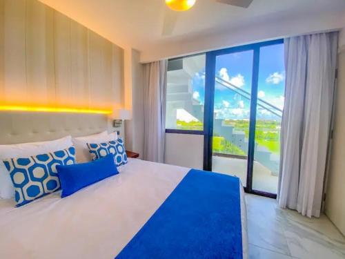 Postel nebo postele na pokoji v ubytování Cana Rock Star infinity pool, golf & beach club