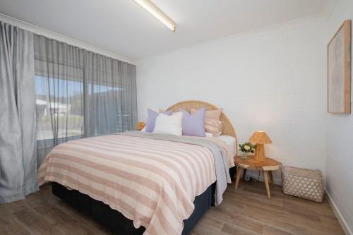 Postel nebo postele na pokoji v ubytování Palm Springs Oasis in Bateau Bay