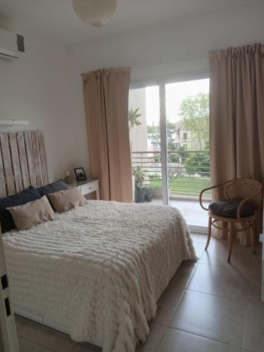 ein Schlafzimmer mit einem Bett und einem großen Fenster in der Unterkunft TERRAZAS AL RECONQUISTA in Tigre