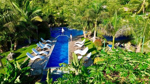 een luchtzicht op een zwembad van het resort met stoelen bij South Mountain Resort in Siquijor