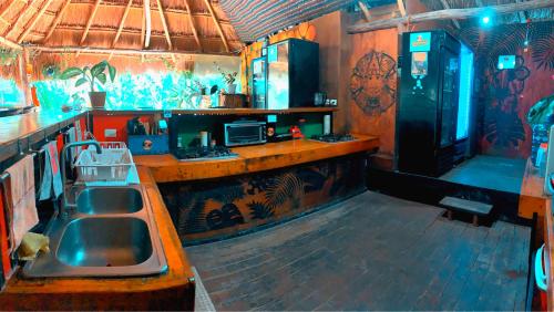 cocina con fregadero y encimera en Kin Hostal and Camping en Holbox Island