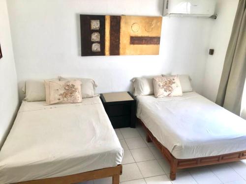 Habitación con 2 camas en una habitación en Casa Bocoyna, en Acapulco
