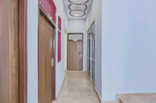 un pasillo con una puerta y escaleras en un edificio en SPOT ON Tomer Crown Palace, 