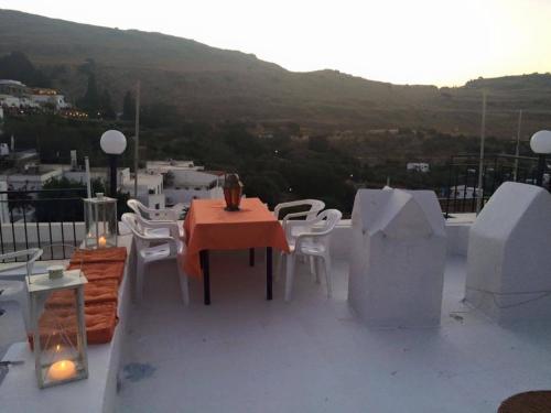 a table and chairs on the roof of a building at Villa Elena in Líndos