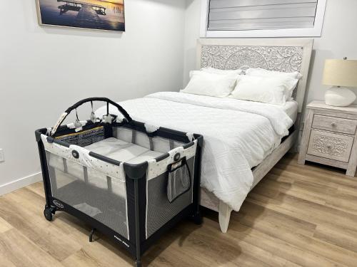 sypialnia z dużym łóżkiem i łóżeczkiem dziecięcym w obiekcie Vinash Luxury Suite w mieście Edmonton