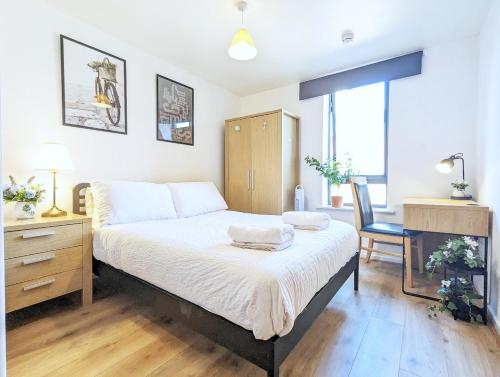 a bedroom with a bed and a desk and a chair at 2-bedroom Apt Near Key Attractions Free Parking in Liverpool