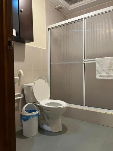 a bathroom with a toilet and a shower at Departamento de 2 Habitaciones, full amoblada con todo para que disfrutes de tu Estancia in Cuenca