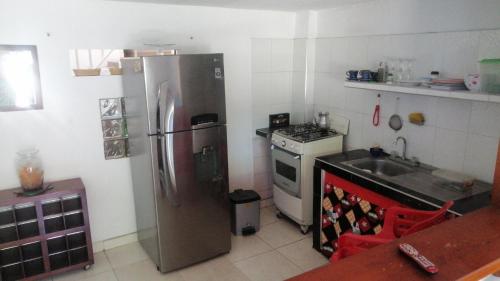 eine Küche mit einem Kühlschrank aus Edelstahl und einem Herd in der Unterkunft casa de relajación in La Dorada
