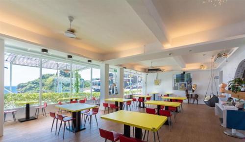 Un restaurante u otro lugar para comer en My Ocean Villa 月牙桐海景民宿