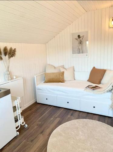 een kamer met een witte bank in een kamer bij SeaSide in Hjälteby