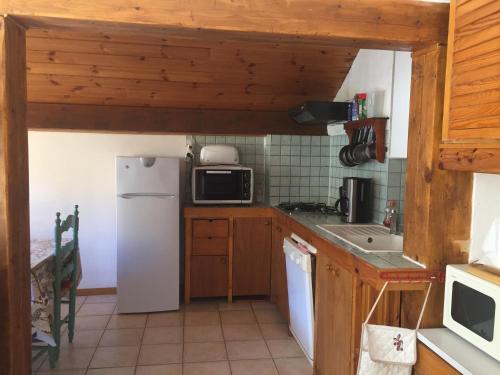 Dapur atau dapur kecil di Chalets La Caillaude