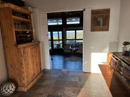 una sala de estar con una puerta que da a un comedor en CORAM DEO SaltyWaves double en-suite rooms with sea views en Coffee Bay