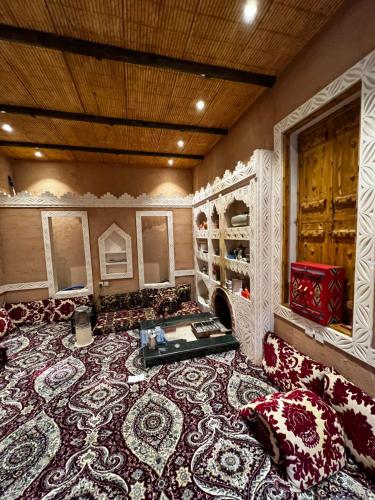 Cette grande chambre dispose d'un grand tapis. dans l'établissement شاليه وردة الدرة, à Unayzah