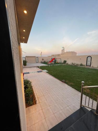 uma vista do alpendre de uma casa em شاليه وردة الدرة em Unayzah