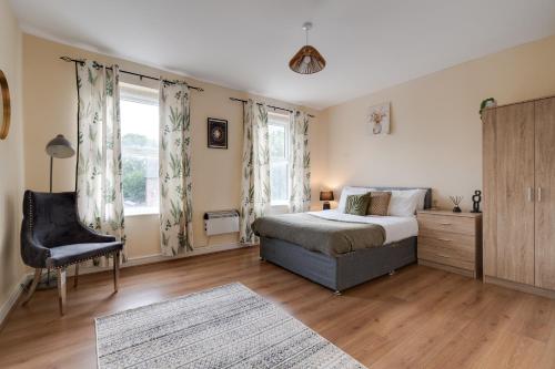 1 dormitorio con 1 cama, 1 silla y 1 ventana en Huge 5BDRM Ensuite in Liverpool Monthly discounts Bu Hinkley Homes Short Lets & Serviced Accomodation, en Liverpool