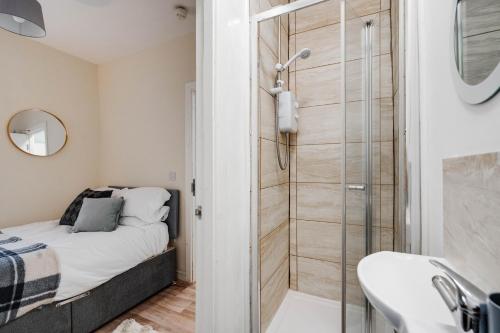 baño con ducha, cama y lavamanos en Huge 5BDRM Ensuite in Liverpool Monthly discounts Bu Hinkley Homes Short Lets & Serviced Accomodation, en Liverpool