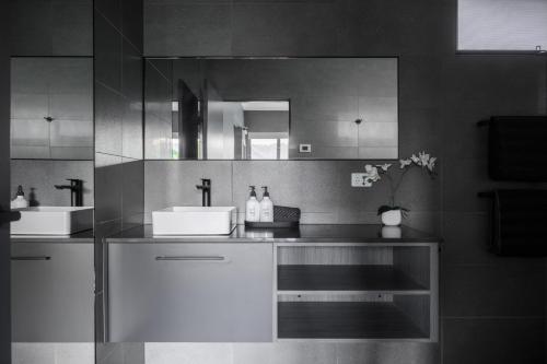 a bathroom with two sinks and a mirror at The View Bright - Apartment 1 in Bright