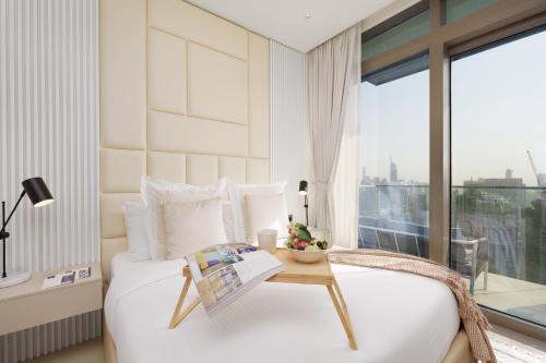 um quarto com uma cama com uma mesa e uma janela em Maison Privee - Modern Luxury Apt with Spectacular Dubai Marina Vws no Dubai