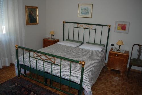 una camera con un letto e due comodini e due lampade di Condominio Zorzi a Moena