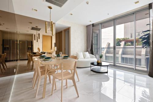 曼谷的住宿－Hyde Sukhumvit 11 by LeFoyer，用餐室以及带桌椅的起居室。