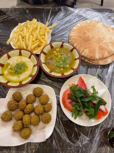 אוכל באכסניה או בסביבה