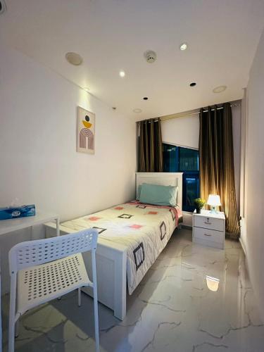 sypialnia z łóżkiem i ławką w obiekcie DSV Property w Abu Zabi