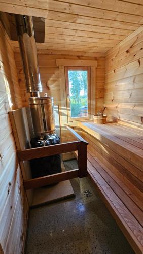 - une cabine en bois avec une cuisinière dans l'établissement Metsavahi puhketalu, 