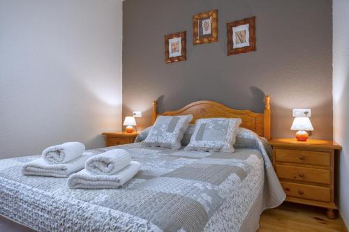 a bedroom with a bed with towels on it at LA GINESTA 2, Apartaments de muntanya in Taull