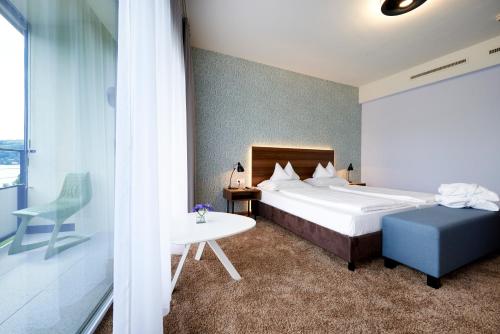 Letto o letti in una camera di Parkhotel Pörtschach - Das Hotelresort mit Insellage am Wörthersee