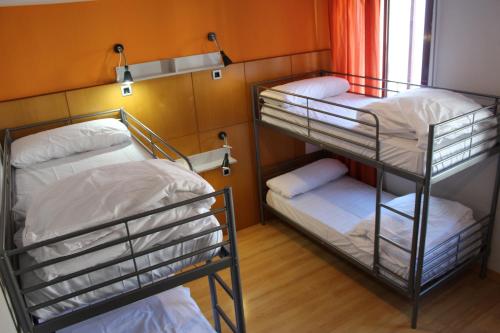 Postel nebo postele na pokoji v ubytování Mola! Hostel Burgos