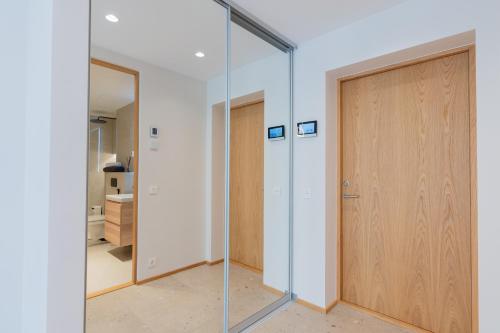 - une porte en verre dans une chambre avec placard dans l'établissement Cozy Stay Apartment, à Pärnu