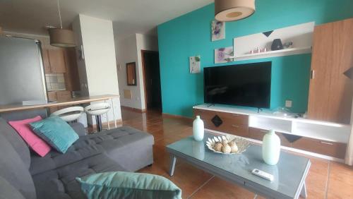 Una televisión o centro de entretenimiento en Sea View Aguamarina