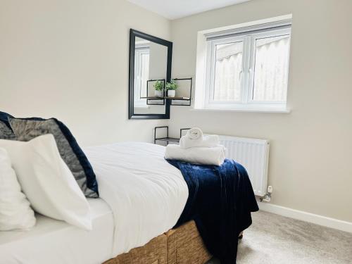 Ένα ή περισσότερα κρεβάτια σε δωμάτιο στο Newmarket - Suffolk Flat with Garden EV