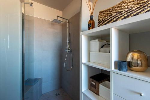 La salle de bains est pourvue d'une douche avec une porte en verre. dans l'établissement Casa No.Na - Attico panoramico a Cherasco, à Cherasco