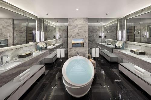 雪梨的住宿－Crown Towers Sydney，一间带大浴缸和水槽的浴室