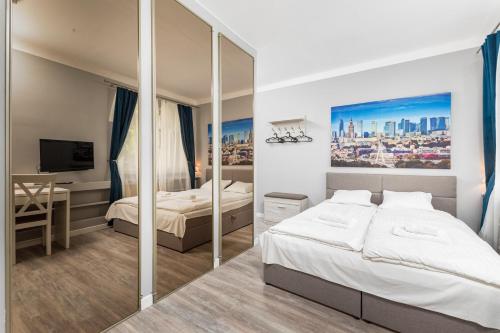 um quarto com 2 camas e um espelho em Elektoralna 19 by Homeprime em Varsóvia