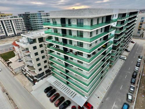 une vue aérienne sur un grand bâtiment avec un parking dans l'établissement Apartament Happy Sea View, à Mamaia Nord – Năvodari
