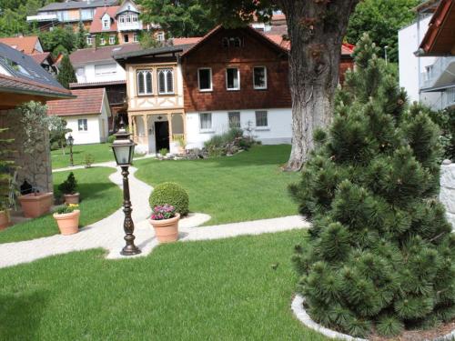 un giardino con un albero di Natale e un lampione di Ferienhaus Villa Marina a Bad Urach