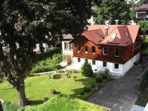 eine Luftansicht eines Hauses mit Hof in der Unterkunft Ferienhaus Villa Marina in Bad Urach
