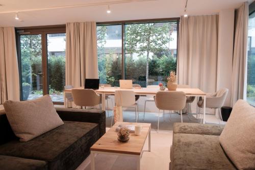 ein Wohnzimmer mit einem Sofa und einem Tisch in der Unterkunft Casa Flurina in Flims