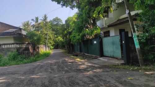 an empty road in front of a house at Happy Raydiant villa in Anuradhapura