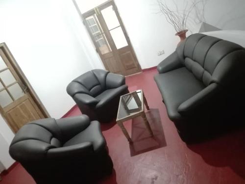 - un salon avec deux canapés et une table dans l'établissement Happy Raydiant villa, à Anurâdhapura