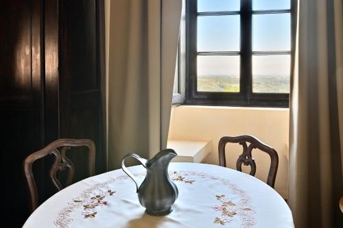 a table with a vase sitting on top of it at Agriturismo Ma Che Bel Castello in Mombaruzzo