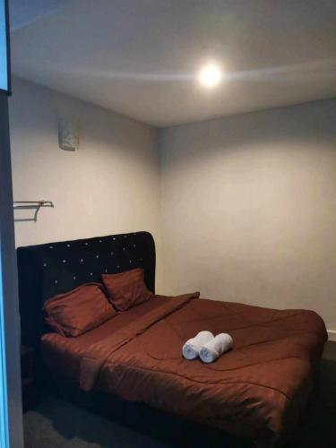 um quarto com uma cama com duas toalhas em Mikayla Hotel em Port Dickson