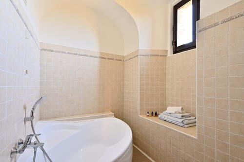 a bathroom with a white toilet and a tub at Agriturismo Ma Che Bel Castello in Mombaruzzo